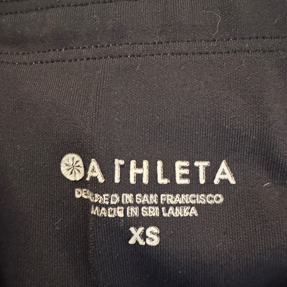 Women’s black Athleta Leggings with Pockets - Picture 3 of 6